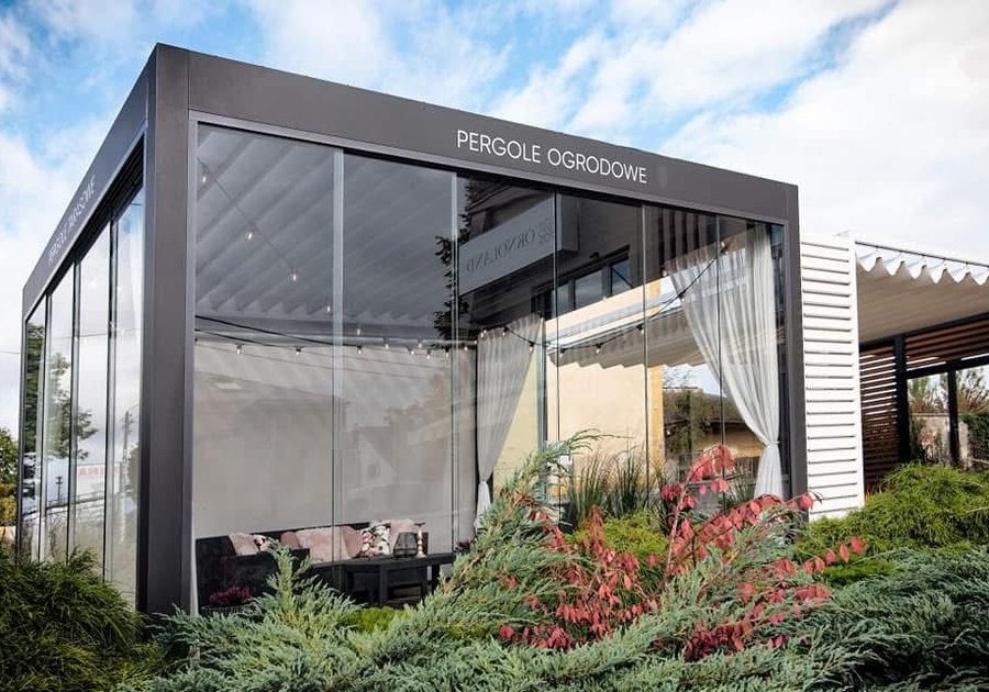 System przesuwnych szyb — pergola ogrodowa