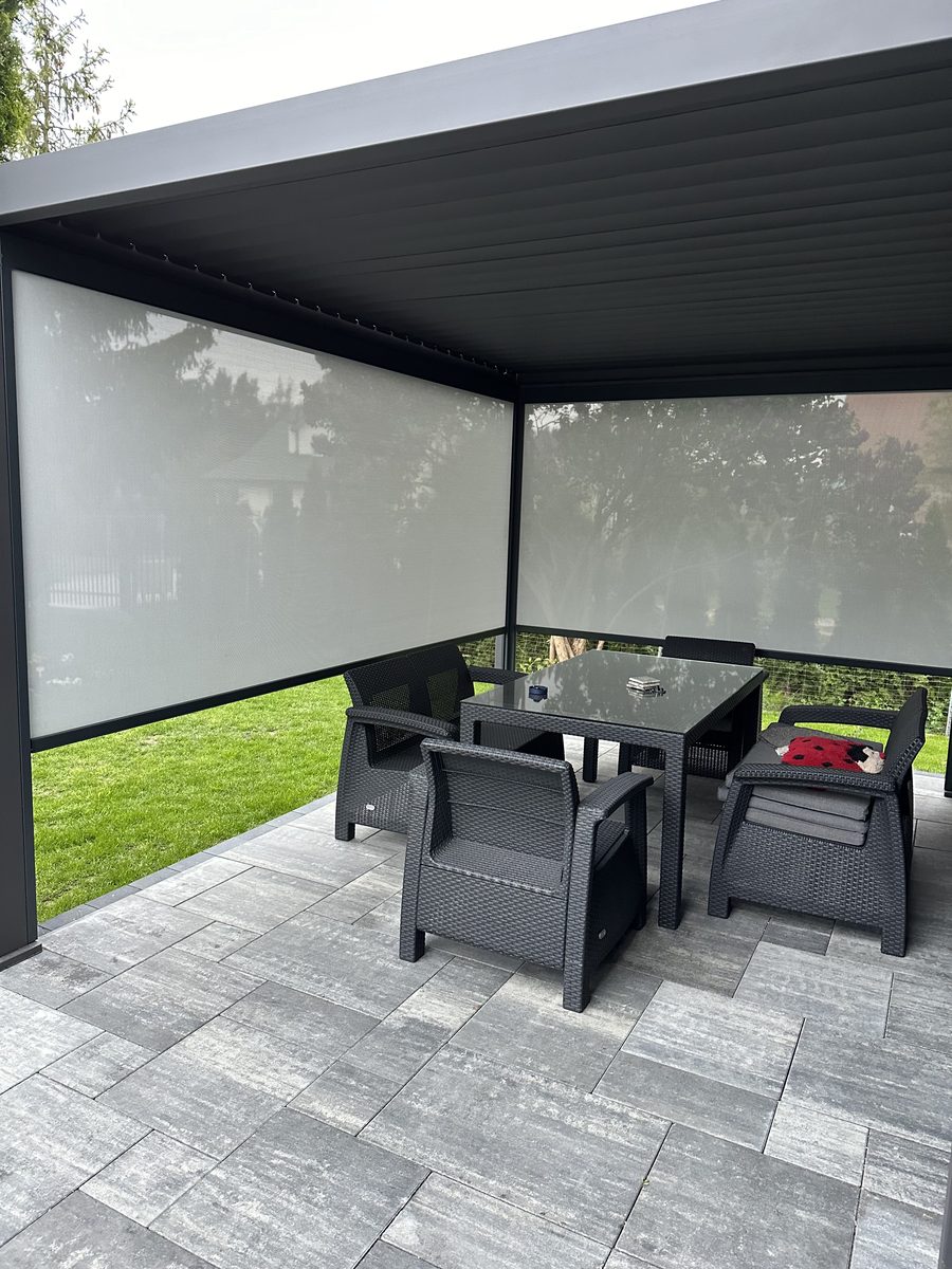 Realizacja Pergolatti — antracytowa pergola z rolet screen ZIP