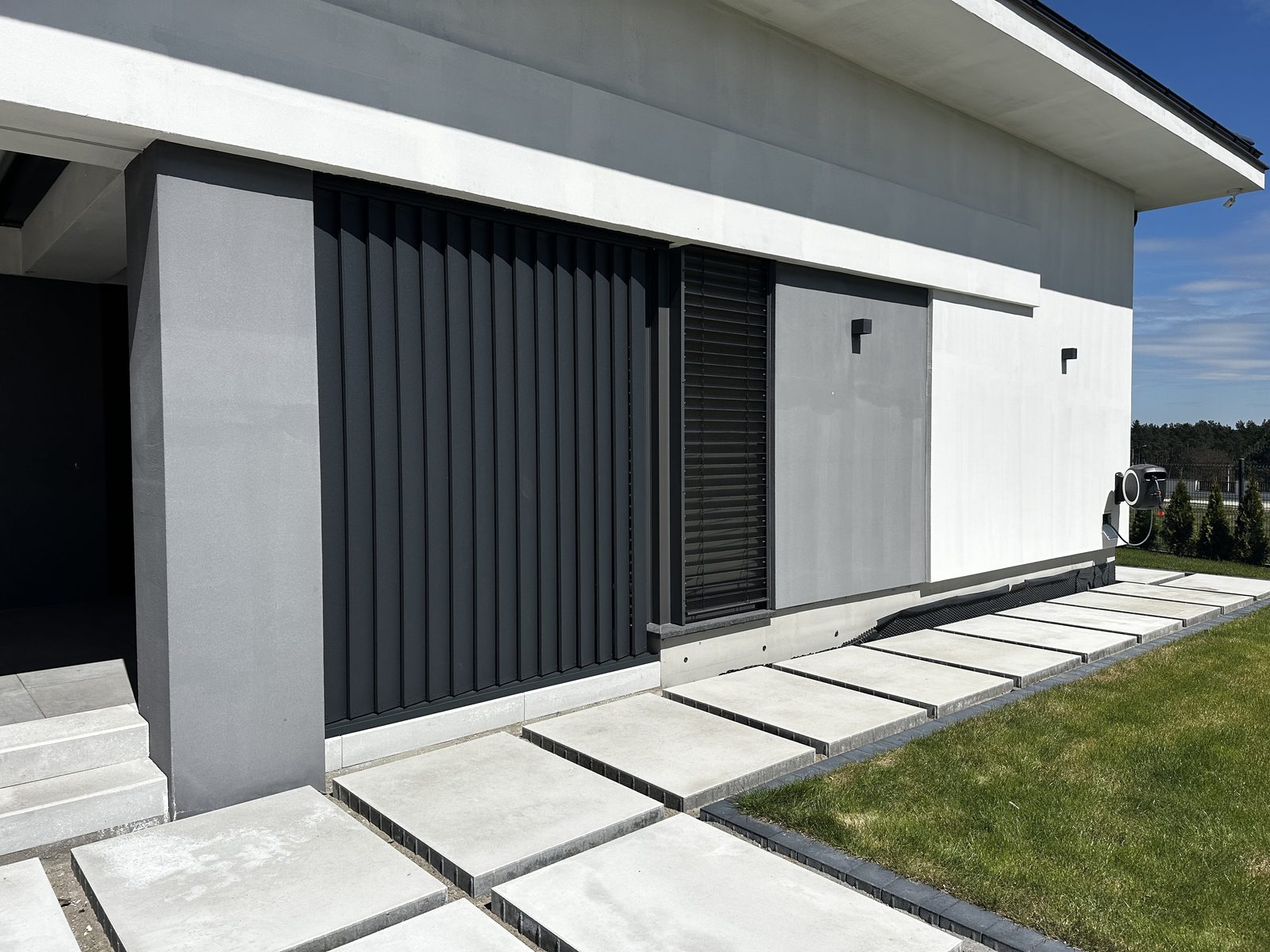 Realizacja Pergolatti — antracyt pergola widok od zewnątrz